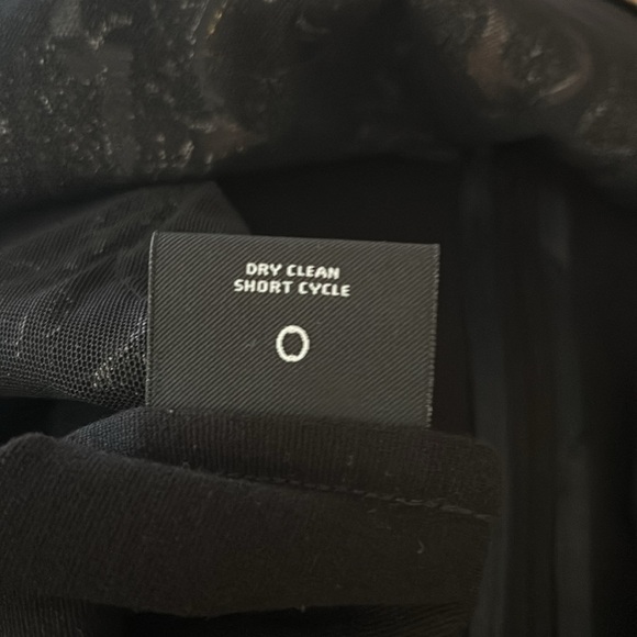 Striking Carlisle Black, Green, White, Gold Graphic Ruffled Top, 14 - Picture 3 of 14